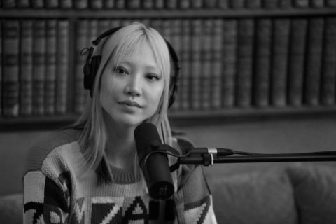 آخرین اخبار شرکت آیا فکر کرده اید که او در آن کیف دستی شانل چه چیزی حمل می کند؟  1