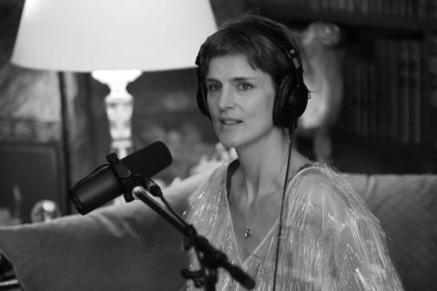 آخرین اخبار شرکت آیا فکر کرده اید که او در آن کیف دستی شانل چه چیزی حمل می کند؟  2