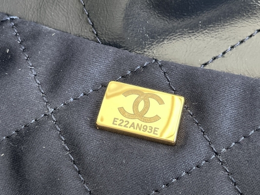 کیف دستی کوچک 22S Calfskin Navy Chanel 22 &quot;Trash Bag&quot; ODM