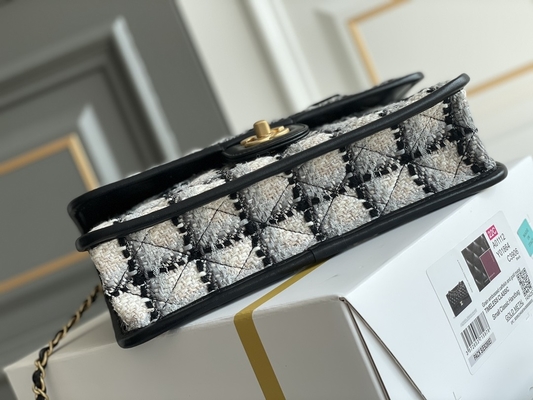 کلاسیک 2WAY Chanel کیف فلپ متوسط ​​مسنجر پشم شطرنجی مشکی سفید