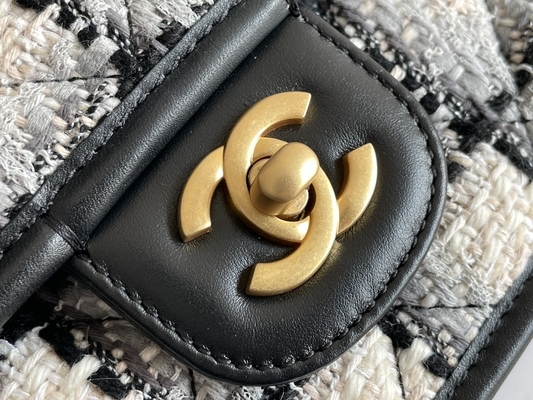 کلاسیک 2WAY Chanel کیف فلپ متوسط ​​مسنجر پشم شطرنجی مشکی سفید
