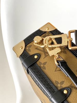 کیسه شانه مونوگرام تنه جانبی LV با روکش کروز پیرچشمی Louis Vuitton M46358