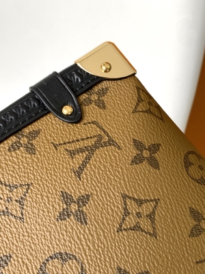 کیسه شانه مونوگرام تنه جانبی LV با روکش کروز پیرچشمی Louis Vuitton M46358