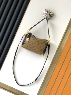 کیسه شانه مونوگرام تنه جانبی LV با روکش کروز پیرچشمی Louis Vuitton M46358