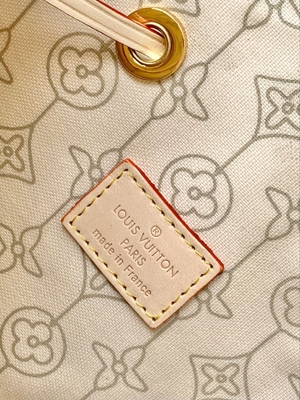 کیف سطلی MM با برند NéONoé MM Damier Azur Canvas LV صورتی سفید