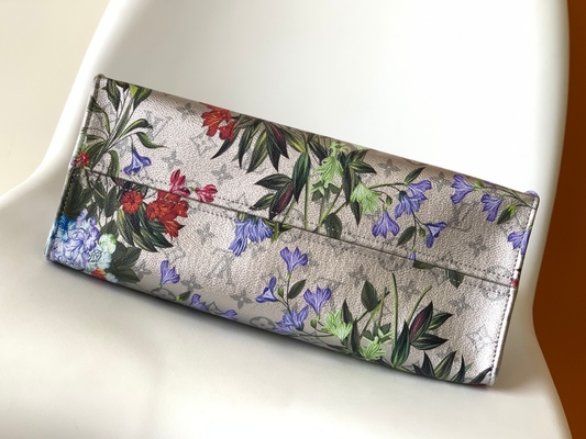 کیف زنجی کوتاه OnTheGo MM با مارک M81724 طرح گلدار بوم با روکش نقره