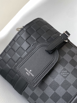 کیف مسنجر شطرنجی مردانه LV Keepall BandoulièRe 25
