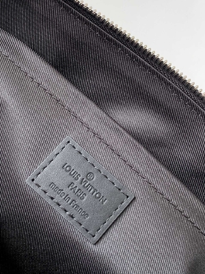 کیف مسنجر شطرنجی مردانه LV Keepall BandoulièRe 25