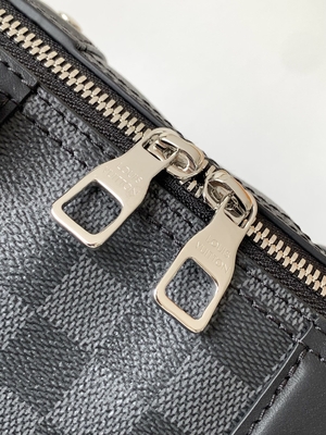 کیف مسنجر شطرنجی مردانه LV Keepall BandoulièRe 25