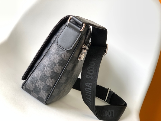 کیف مردانه PM Damier Messenger District کیف مشکی گرافیتی برند لویی ویتون