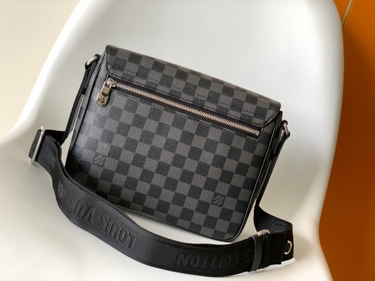 کیف مردانه PM Damier Messenger District کیف مشکی گرافیتی برند لویی ویتون