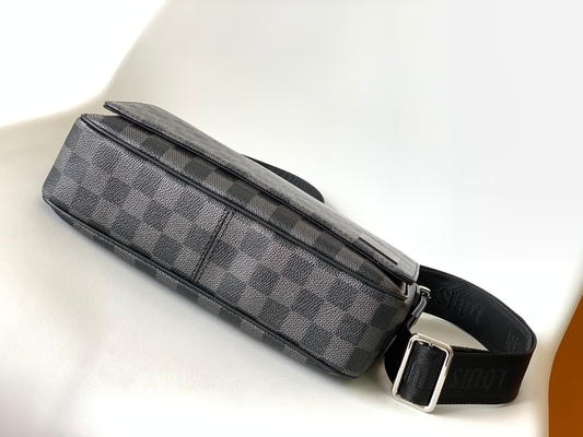 کیف مردانه PM Damier Messenger District کیف مشکی گرافیتی برند لویی ویتون
