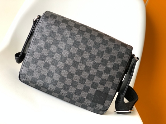 کیف مردانه PM Damier Messenger District کیف مشکی گرافیتی برند لویی ویتون