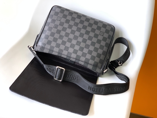 کیف مردانه PM Damier Messenger District کیف مشکی گرافیتی برند لویی ویتون