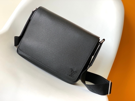 کیف مردانه PM Damier Messenger District کیف مشکی گرافیتی برند لویی ویتون