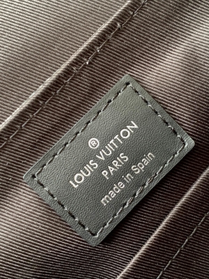 کیف مردانه PM Damier Messenger District کیف مشکی گرافیتی برند لویی ویتون