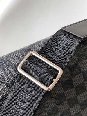 کیف مردانه PM Damier Messenger District کیف مشکی گرافیتی برند لویی ویتون