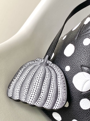 کیف دستی زنانه سفید مشکی NéOnoé MM Louis Vuitton Yayoi Kusama