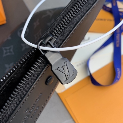 کیف‌های کوچک طرح‌دار Monogram Shadow Leather Pochette To Go Louis Vuitton