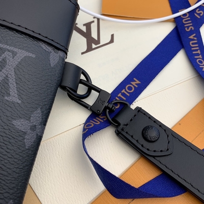 کیف‌های کوچک طرح‌دار Monogram Shadow Leather Pochette To Go Louis Vuitton