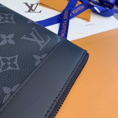 کیف‌های کوچک طرح‌دار Monogram Shadow Leather Pochette To Go Louis Vuitton