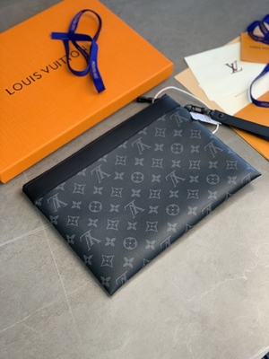 کیف‌های کوچک طرح‌دار Monogram Shadow Leather Pochette To Go Louis Vuitton