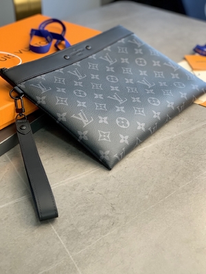 کیف‌های کوچک طرح‌دار Monogram Shadow Leather Pochette To Go Louis Vuitton