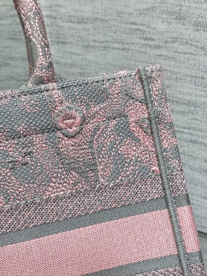دفترچه کوچک کریستین دیور با گلدوزی صورتی و خاکستری Toile De Jouy Sauvage