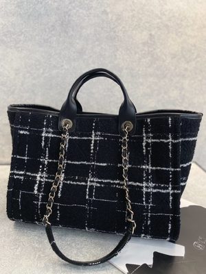 کیف های ساحلی توید با برند سفارشی Sotheby's Chanel 2022 FW Rainbow Tote