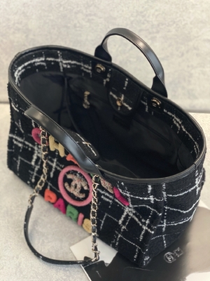 کیف های ساحلی توید با برند سفارشی Sotheby's Chanel 2022 FW Rainbow Tote