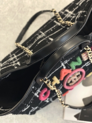 کیف های ساحلی توید با برند سفارشی Sotheby's Chanel 2022 FW Rainbow Tote