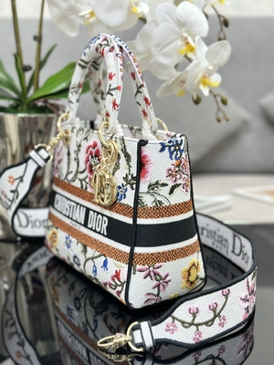 کیف های رنگارنگ Petites Fleurs با برند سفارشی Dior Medium D Lite کیف
