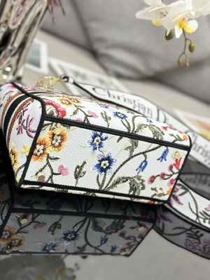 کیف های رنگارنگ Petites Fleurs با برند سفارشی Dior Medium D Lite کیف