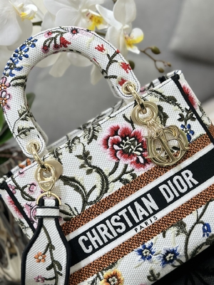 کیف های رنگارنگ Petites Fleurs با برند سفارشی Dior Medium D Lite کیف